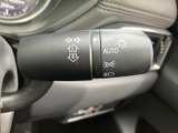 レバー上に操作表示がまとめられており、運転席から確認しやすい設計です。方向指示やライト関連の機能を手元に備え、日常の運転をスムーズにサポートします。
