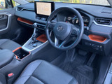 運転席まわりは前方を見渡しやすく、シートに腰掛けた際も各部を確認しやすいレイアウトです。落ち着いた色合いの空間で、日常の移動も快適にお過ごしいただけます。
