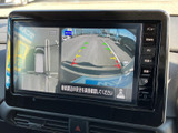 後方の映像と車両周辺の表示を確認でき、駐車時や後退時の安全確認をサポートします。ガイド表示も備わり、周囲の状況を見ながら慎重に操作したい場面で便利です。