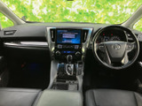 運転席まわりは計器やディスプレイを見渡しやすく、前方の視界も広々としています。ゆったりしたシートとすっきりした室内で、毎日の運転も快適に過ごせます。