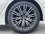 BMWならではの卓越した走りを支えるホイールと足回りです!日本車の走りに慣れている方にもぜひ体感して頂きたいほど、高いレベルでまとまっています!純正19インチアルミホイール。
