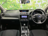 運転席まわりは前方の視界が広く、メーターや中央の画面も視線を移しやすい配置です。左右のシートにはゆとりがあり、毎日の移動も落ち着いて過ごせます。