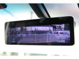 ルームミラーをカメラに切り替えれば、後席に同乗者や荷室にたくさんの荷物があってもクリアな後方視界を確保できます。
