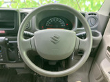 ステアリングの内側にメーターが収まる配置で、運転中の視線の流れに配慮されています。左右のレバーや周囲のスイッチも手元にまとまり、必要な表示を確認しながら運転しやすい環境です。
