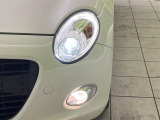 【LEDヘッドライト】悪天候や夜間走行時も良好な視界を確保し安心して運転できる高輝度LEDヘッドライトを装備!点灯速度が早く、消費電力も抑えられています。