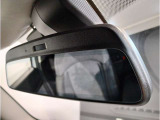 MINIではルームミラーの裏側にETCの車載器が内蔵されており、別途で車載器の購入必要なしで非常にスマート。皆様が驚かれるポイントのでもあります