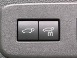 【パワーバックドア】スマートキーや運転席のボタンを押すだけでリアゲートが自動で開閉します!荷物を持っている時や、高い位置にあるバックドアを閉める際に便利な機能です♪