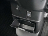 ◆センターロアボックス◆インパネ中央の下部には、ごみ箱としても使用する事ができるセンターロアボックスを装備しております。