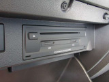 グローブボックス内にDVDやSDカードのオーディオの挿入口があります。