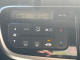 【オートエアコン】一度お好みの温度に設定すれば、車内の温度を検知し風量や温度を自動で調整。暑い&hellip;寒い&hellip;と何度もスイッチ操作をする必要はありません。快適な車内空間には必須の機能ですね♪