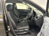体を包み込むような形状でしっかりと支えてくれるフロントシート。長時間の運転を快適にサポートしてくれます。