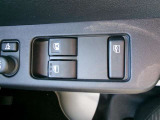 運転席はオートタイプのパワーウィンドウです。車内の換気もスムーズです。