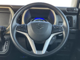 手元には複数のスイッチがまとまり、運転姿勢を大きく変えずに操作しやすい配置です。握りやすい形状で、日々の運転時にも自然に扱えます。メーター周辺の視認性にも配慮された運転席です。