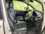 運転席と助手席はゆとりをもって配置され、前方や左右の視界も広く感じられます。落ち着いた色合いのシートで、日々の移動もリラックスしてお過ごしいただけます。