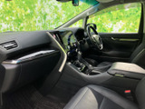 助手席側から運転席まで見渡せる開放的な室内空間。シートはゆったりとした形状で、同乗される方も落ち着いて過ごしやすく、乗り降りの際も視界を確保しやすいです。