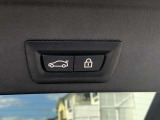 ボタン操作ひとつでトランクの開閉を可能とする電動トランクが付いております。
