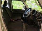 前席は座面と背もたれがゆったり見えるつくりで、運転席から前方を見渡しやすい室内です。落ち着いた色合いでまとまり、乗り込んだ際の圧迫感も抑えられた印象。日々の移動にも使いやすそうです。