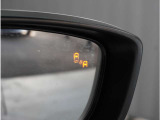 【ブラインドスポットモニタリング】走行中、ドアミラーの死角になりやすい箇所に後続車が接近するとサイドミラーのレンズに警告を表示。ドライバーに注意喚起をしてくれます。