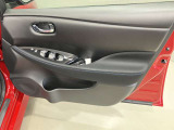 【運転席ドア】ボトルホルダーや収納ポケットが付いているので運転席周りもスッキリ保てます★