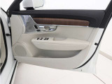 運転席ドアの全景です。キャビンを彩るすべてのものに、機能を形にした美しさが備わっています。