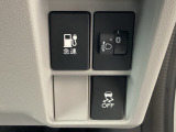 急速充電時は、車内の専用スイッチを操作することで充電口の蓋が開く仕組みです。車内からの操作に限定することで、誤接続や差し間違いを防ぐ安全性の高い設計となっています。