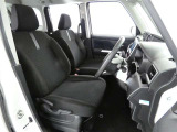 高いホールド性で運転姿勢が安定します。長距離ドライブでも疲れにくいのが魅力です。快適なドライビングライフをお送りください♪
