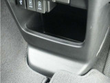 ◆センターロアボックス◆インパネ中央の下部には、ごみ箱としても使用する事ができるセンターロアボックスを装備しております。