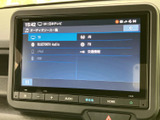 ラジオやCD、USBなど、多様なソースに対応。お気に入りの音楽を車内で楽しめます。音質の調整機能も充実しており、好みに合わせたサウンドを楽しめます。