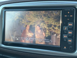 モニターには映像が表示されており、移動中の同乗者にも楽しみを添えます。画面まわりに操作ボタンを備え、音量などの調整にも使いやすい構成です。お出かけの時間を彩ります。