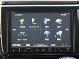 FM・AMやデジタルTVなど、選択できる項目が画面上に並び、使いたい機能を見つけやすい表示です。音楽やラジオなど、移動中の車内時間を快適に過ごせます。