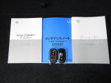 カギをバッグやポケットに入れたままでもドアロックの開閉やエンジン始動ができる『スマートキー』付き!暗くなってもキー穴を捜す必要が無くとっても便利ですから人気の装備です!