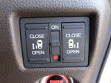 狭い駐車場や壁際でもドアをぶつける心配が少なく開けられる両側スライドドアです。両側共に電動で、開閉操作も楽々です!