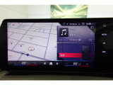 クルマの頭脳ともいえる、管理システム、iDrive。ナビだけではなく、オーディオ操作や車両情報の表示などをコントロールできます。便利さと安全性の向上にも繋がっています。