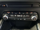 フルオートエアコンで快適ドライブ♪運転席と助手席で異なる温度設定が可能な、左右独立コントロール機能です♪シートヒーター機能も付いて寒い冬のシートも瞬時に温まります♪