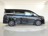 両側パワースライドドア付きだから、狭い駐車スペースなどでの 乗り降りラクラク!小さなお子さまのいるご家庭には嬉しい装備。