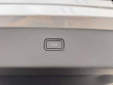 買い物帰りや旅行など、荷物が多いときにも便利な電動テールゲート。