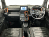 【インパネ】運転のしやすさを最優先に設計された見晴らしの良いフロントビュー。車両間隔が掴みやすく狭い道でも安心♪「安全」と「品質」を最優先に、安心してお乗りいただけるクルマを提供いたします。