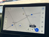 大きく見やすい画面に地図情報が表示され、現在地や周辺の道を確認しやすい構成です。目的地検索や画面切り替えのアイコンも並び、日常のお出かけをサポートしてくれます。