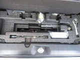 荷室下部にパンク修理キットが収納されてます。