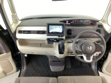 【前方視界】開放的な前方視界!運転がしやすく疲れにくいです♪窓が大きく、見通しがとっても良いおクルマですよ♪