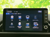 FM・AMラジオやテレビ、スマートフォン連携など、複数の音源を画面から選択できます。項目がアイコンで表示されるため、利用したいメニューを見つけやすく、日常使いに便利です。