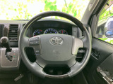 握りやすい形状で手元にまとまり、運転姿勢を保ちながら各種スイッチを確認できます。ステアリング上にもボタンが備わり、手元で扱いやすい便利な装備です。
