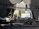 トランクルームのフタを開けると付属の車載工具がございます(^^) 必要に応じて買い足していただくことも可能です!