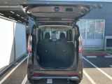 バックドアは大きく開きます。定員乗車時でも十分広いラゲッジスペースを確保しています。