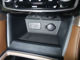 前席用にUSB出力電源(2ヶ、DC5V)や電源ソケット(DC12V)を備えています!スマホやタブレットの充電にとっても便利ですヨ♪♪