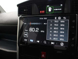 スマートフォンとの連携を可能にした9インチのディスプレイオーディオが搭載。フルセグTV、AM/FM(ワイドFM対応)、Bluetooth/USB入力に対応してます。