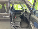 前席は視界が広く、運転席から周囲を確認しやすいレイアウトです。座面と背もたれにゆとりがあり、乗り降りもしやすいため、毎日の移動も快適にお使いいただけます。