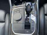 【シフトノブ】BMWの高性能オートマチックは、ATセレクトレバーを左側に倒すことで、通常の「D」から「S」(スポーツ)または「M」(マニュアル)へと切り替えが可能です