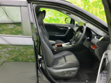 前席は座面と背もたれにゆとりを感じる形状で、運転席からの視界も確保しやすい室内です。ドアを開けたまま乗り降りしやすく、座席まわりもすっきりまとまっています。