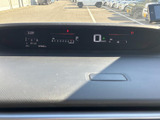 速度やシフト位置など、運転に必要な情報が前方の画面にまとめて表示されます。視線を大きく動かさず確認しやすく、日々の運転をサポートする見やすい配置です。